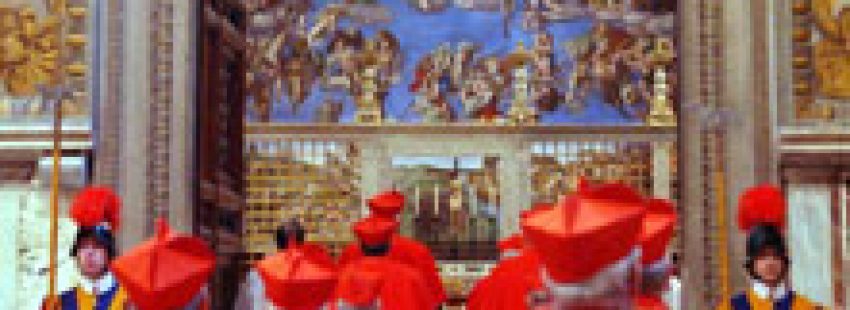 cardenales de la Iglesia católica entrando en la Capilla Sixtina para cónclave 2005