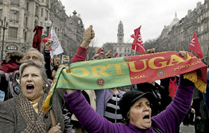 mujeres protestando en Portugal contra la crisis
