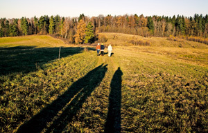 personas paseando por un campo en Polonia