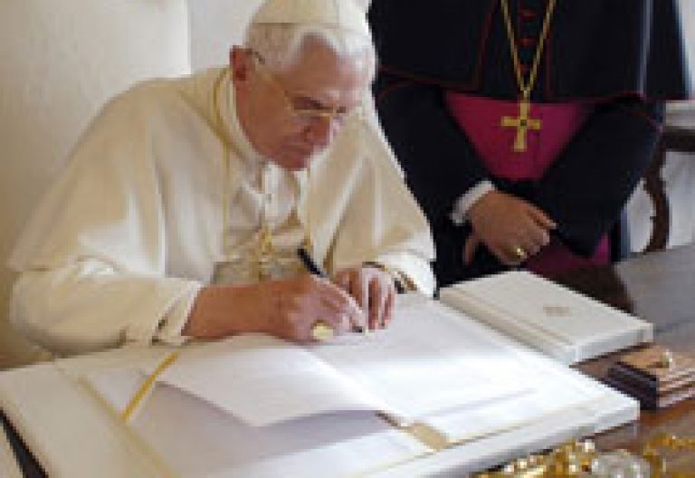 papa Benedicto XVI firma la encíclica Deus caritas est