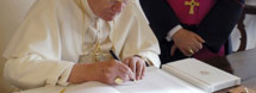 papa Benedicto XVI firma la encíclica Deus caritas est