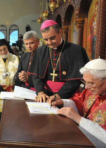 firma entrega exhortación apostolica Ecclesia in Medio Oriente Líbano septiembre 2012