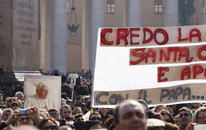 gente fieles plaza de San Pedro con pancartas agradecimiento papa Benedicto XVI
