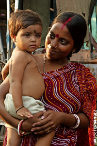mujer en la India con la niña en brazos