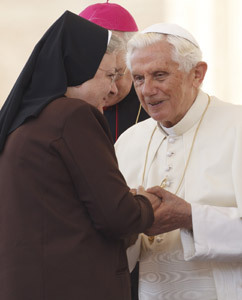 papa Benedicto XVI saluda a religiosa