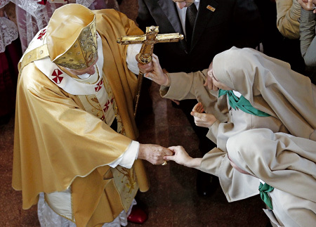 papa Benedicto XVI con religiosas