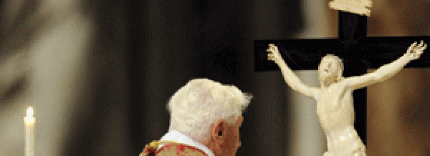 papa Benedicto XVI reza delante de crucifijo