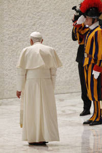 papa Benedicto XVI de espaldas se va renuncia