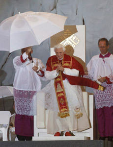 papa Benedicto XVI en Madrid JMJ 2011 lluvia Cuatro Vientos