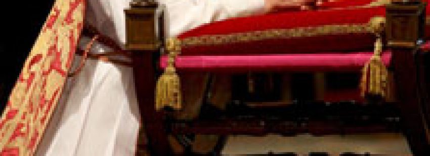 papa Benedicto XVI rezando en un reclinatorio