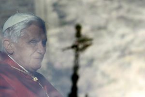 papa Benedicto XVI reflejado en el cristal del papamovil