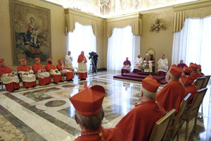 cardenal Sodano se dirige al papa Benedicto XVI después de leer su renuncia