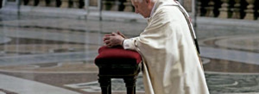 papa Benedicto XVI rezando solo reclinatorio