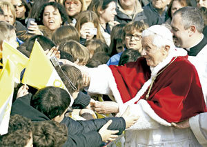 papa Benedicto XVI saluda a los jóvenes