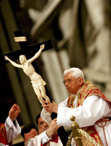 papa Benedicto XVI el Viernes Santo 2008