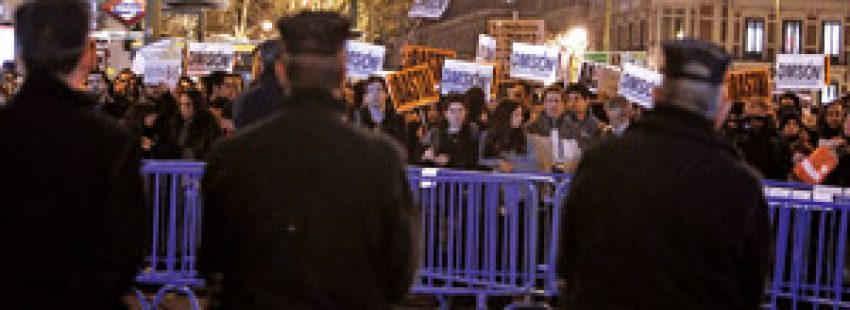 ciudadanos protestan en la calle contra el poder político