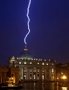 rayo cae sobre basílica San Pedro del Vaticano el mismo día que papa anuncia renuncia