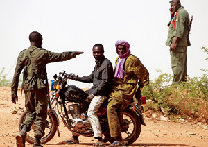 soldados y población en Malí