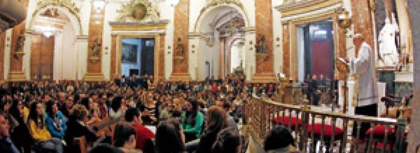 vigilia con los jóvenes en la basílica de los Desamparados de Valencia