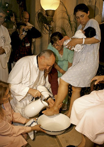 Bergoglio en Buenos Aires lava pies a una joven madre