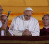 papa Francisco se inclina ante los fieles