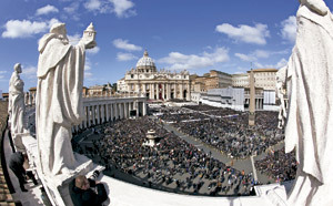 Plaza de San Pedro del Vaticano llena de gente