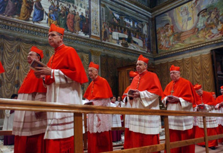 cardenales entran en la Capilla Sixtina para el cónclave de elección del nuevo papa