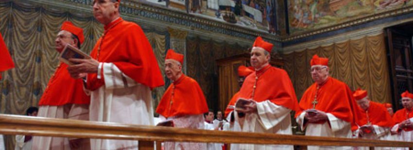 cardenales entran en la Capilla Sixtina para el cónclave de elección del nuevo papa
