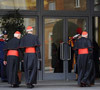 cardenales entrando en el aula sinodal preparando el cónclave 2013 para elegir nuevo papa