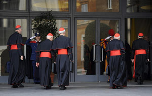 cardenales entrando en el aula sinodal para preparar el cónclave