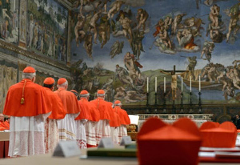 cardenales entrando en la Capilla Sixtina cónclave 2013