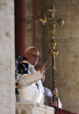 papa Francisco porta la cruz en el balcón vaticano