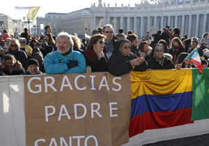 católicos latinoamericanos despiden al papa en Plaza de San Pedro