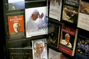libros del papa Benedicto XVI en una librería estantería