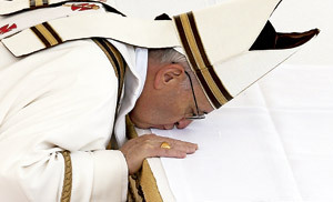 papa Francisco besa el altar