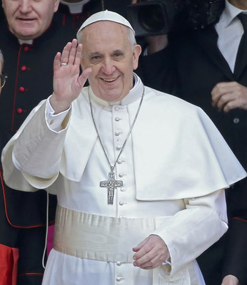 papa Francisco saluda