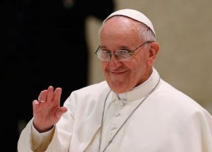 papa Francisco saluda sonriente