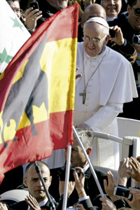 papa Francisco pasa por delante de una bandera de España
