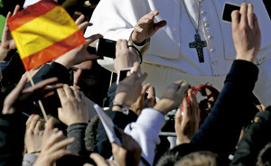 papa Francisco pasa por delante de una bandera de España