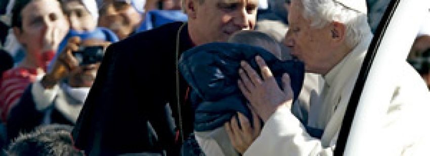 Benedicto XVI besa a un bebé en su última audiencia general miércoles 27 febrero 2013