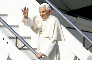 papa Benedicto XVI subiendo escaleras avión