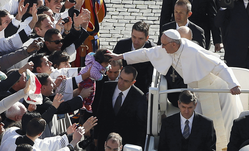 Papa Francisco saluda a una niña desde el papamóvil