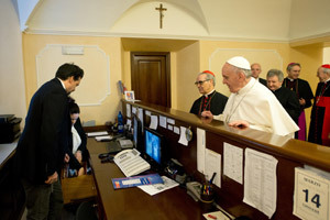 papa Francisco paga cuenta en su residencia