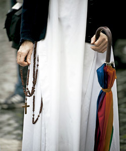religiosa con paraguas espera nombramiento del papa en Plaza de San Pedro