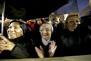 religiosas en la Plaza de San Pedro aplauden elección del nuevo papa