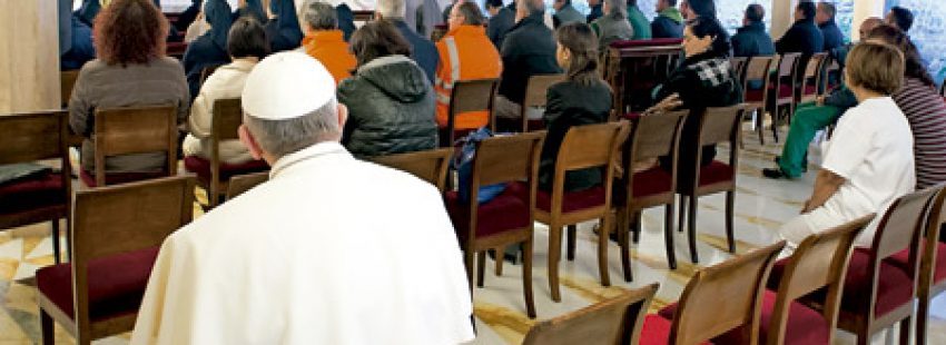 papa Francisco en una iglesia sentado en los bancos de atrás