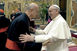 papa Francisco saluda al cardenal Tarcisio Bertone
