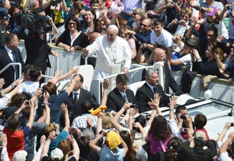 papa Francisco saluda a jóvenes en la Confirmación de 44 personas 28 abril 2013