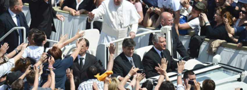 papa Francisco saluda a jóvenes en la Confirmación de 44 personas 28 abril 2013