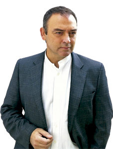 Jesús Sánchez Adalid, sacerdote y novelista
